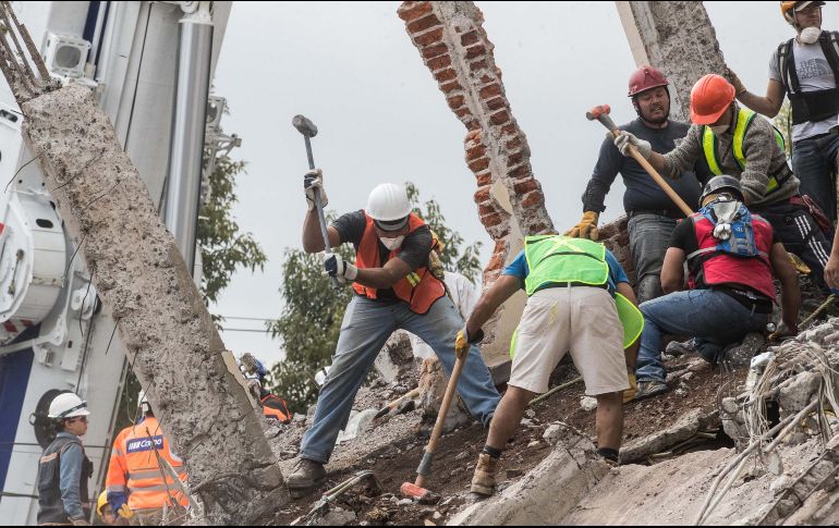 Las labores de rescate luego del sismo no han parado.
