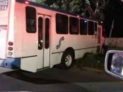 Chofer sufre grave accidente cuando reparaba su camión