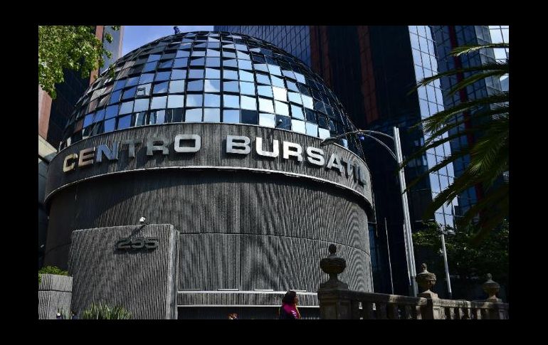 En el mercado accionario local se opera un volumen de tres millones de títulos. AFP / ARCHIVO