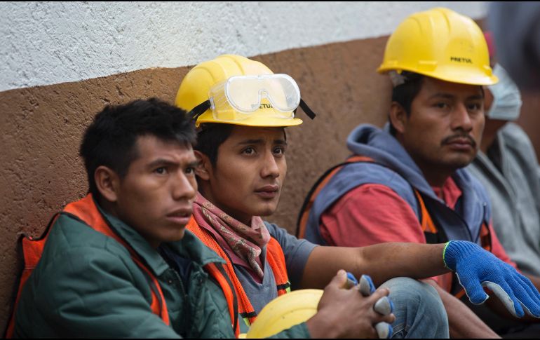 Los voluntarios trabajan en equipo y dicen que ante la tragedia que vivimos los mexicanos tenemos que ser una sola fuerza.