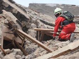 Se estima que existen decenas de personas que aún están debajo de los escombros.