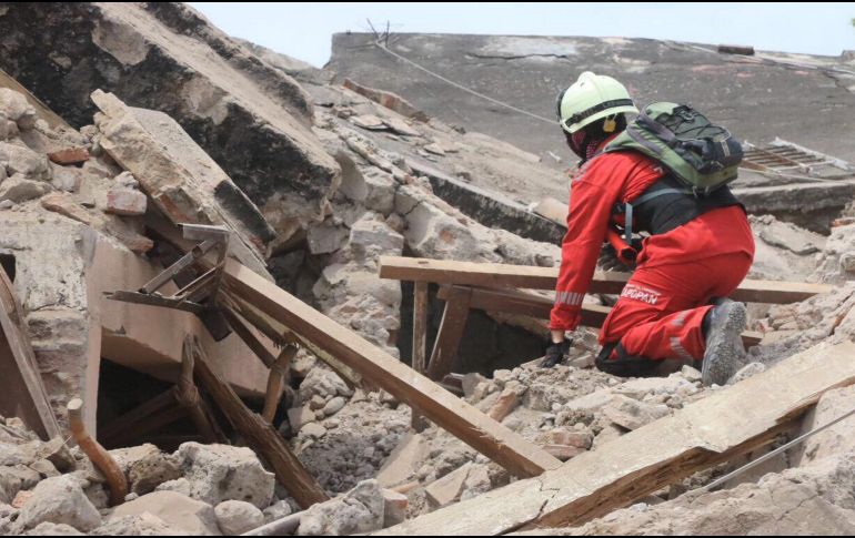Se estima que existen decenas de personas que aún están debajo de los escombros.