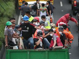 Aspecto de voluntarios sobre la calzada de Tlalpan; piden liberan las avenidas para garantizar el paso de los vehículos.