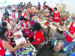 Tapatíos se vuelcan sobre centros de acopio para ayudar a damnificados