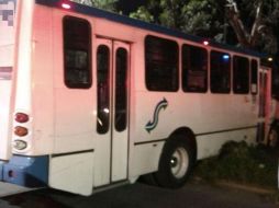 Chofer sufre grave accidente cuando reparaba su camión