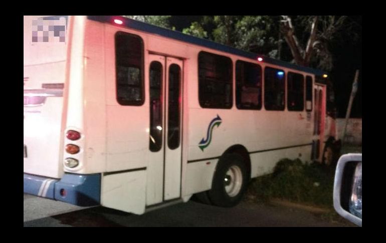 Chofer sufre grave accidente cuando reparaba su camión