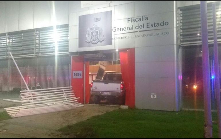 La camioneta tiró la reja exterior de la Fiscalía y atravesó las puertas principales.