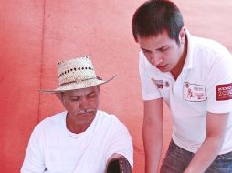 Un paciente recibe un chequeo de su presión arterial durante la jornada de ayer. E. PACHECO  /