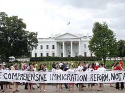 En el marco de la reunión Obama-Brewer en Washington, grupos civiles protestaron por la Ley SB 1070. AP  /