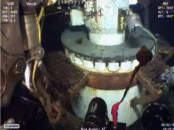 Con la cúpula, BP espera canalizar el petróleo a una barcaza en la superficie del mar. AP  /