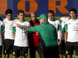 Javier Aguirre le da indicaciones a sus jugdores en un entrenamiento previo. MEXSPORT  /