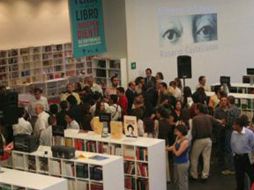 A la I Feria del Libro Independiente asisten 50 editoriales mexicanas que ofrecen 11 mil ejemplares. ESPECIAL  /
