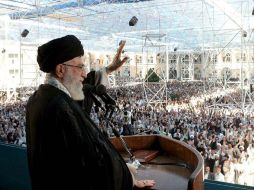 El ayatolah Ali Jamenei saluda a los fieles durante la conmemoración del 21 aniversario de la muerte del Ayatolah Jomeini. EFE  /