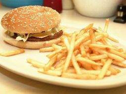 Los niveles de grasas perjudiciales para la salud que contienen las hamburguesas parecen aumentar el riesgo de asma. ARCHIVO INFORMADOR  /