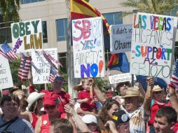 Un grupo de personas se manifiestan en favor de la Ley SB1070. EFE  /