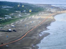 Después de varios intentos fallidos por controlar el vertido, BP pudo colocar una tapa sobre el hoyo. EFF  /