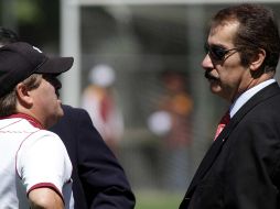Antonio Leaño (der.) presidente de los emplumados, conversa con Miguel Herrera. MEXSPORT  /