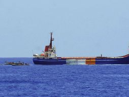 Imagen de video proporcionada por la Defensa israelí del momento en que marinos se acercan al Rachel Corrie, antes de abordarlo. AP  /