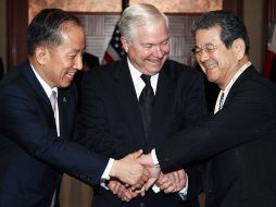 Los ministros de Defensa de Corea del Sur, Estados Unidos y Japón, en Singapur. REUTERS  /