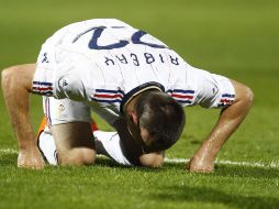 El francés Ribery yace en el césped, tras la derrota ante los chinos. AP  /