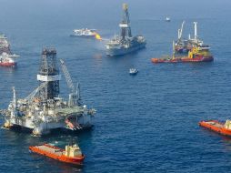 Vista del Perforador de Desarrollo Transoceanico II cuando perforaba un pozo de alivio cerca al área del derrame en el Golfo. EFE  /