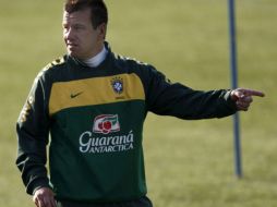 Dunga da indicaciones durante la práctica del equipo brasileño. EFE  /