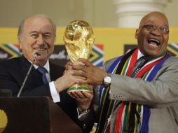 Blatter y Zuma sostienen la Copa del Mundo en el acto que se dió la bienvenida oficial del Mundial 2010. AP  /