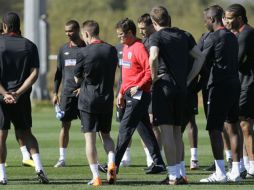 Capello (centro) durante la práctica del equipo inglés. AP  /