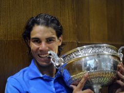El tenista Rafael Nadal posa con su trofeo de pentacampeón del torneo de tenis de Roland Garros. REUTERS  /