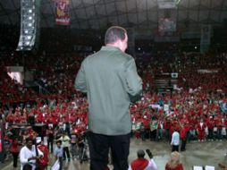 El Presidente Hugo Chávez goza al hablar frente a sus simpatizantes. AFP  /