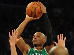 Ray Allen hace un tiro durante el segundo partido de la serie Final de la NBA. AFP  /