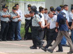 Policías federales someten a sus colegas municipales de Tabasco, por su presunto nexo con el crimen organizado. EL UNIVERSAL  /