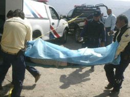 La víctima fue levantado por camilleros del Servicio Médico Forense. ARCHIVO  /