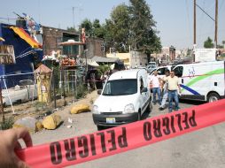 Peritos forenses aseguraron siete cascajos de bala, además se llevaron el vehículo para revisarlo minuciosamente. O RUVALCABA  /