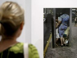 Una visitante contempla una de las obras de la primera gran retrospectiva de Helen Levitt. EFE  /