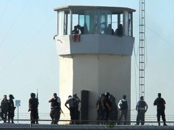 Elementos de todas las corporaciones policiacas resguardan el reclusorio. ARCHIVO  /