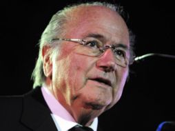 Joseph Blatter premiará con una atractiva cantidad a los países que disputarán el Mundial. AFP  /