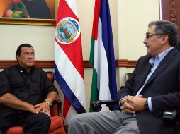 El actor estadounidense Steven Seagal (i) habla con el canciller de Costa Rica, René Castro (d). EFE  /