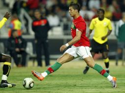 Cristiano Ronaldo maneja la pelota durante el partido entre los portugueses y Mozambique. AP  /