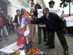 Manifestantes quemaron banderas de EU y gritaron conisgnas contra la Ley Arizona. AP  /