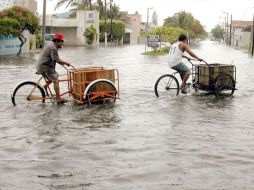 El programa preventivo para el temporal de lluvias incluye la reubicación de familias de colonias en riesgo de inundación. ARCHIVO  /