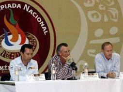 Manuel Youshimatz, Carlos Andrade e Ivar Sisniega de COPAG 2010, durante conferencia de prensa sobre la Olimpiada Nacional. MEXSPORT  /