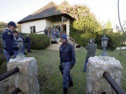 Los policías revisan el hotel y daños que ocasionaron los asaltantes en la habitación de Antonio Simoes. AP  /