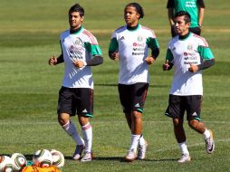 Carlos Vela trota junto a Giovani dos Santos y Alberto Medina en la práctica del Tri. NTX  /