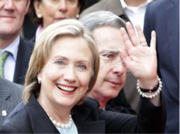 Clinton alabó extensamente al presidente colombiano Alvaro Uribe, cuyo segundo y último mandato se acaba el próximo 7 de agosto. EFE  /