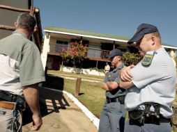 Policías sudafricanos revisan el hotel en el que están alojados una veintena de periodistas que cubren la Selección de Portugal. EFE  /