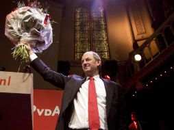 El presidente del Partido Laborista, Cohen, saluda a sus seguidores, luego de saber que son la segunda fuerza política holandesa. EFE  /