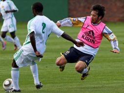 El jugador Yasuhito Eto intenta despojar de la pelota a un jugador de Mozambique. EFE  /