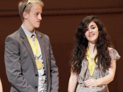 Loretta Lopez (d), recibe su reconocimiento de los Premios de Escritura y Arte ''Scholastic'' en el Carnegie Hall de Nueva York. EFE  /