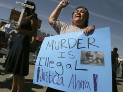 Habitantes de Ciudad Juárez protestan por  la muerte del joven Sergio Adrián Hernández. AP  /